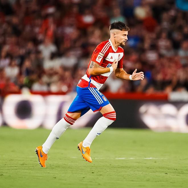 阿贾克斯惊险逆转，卫冕荷甲冠军