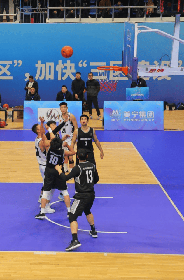 实力碰撞，球场上的角逐让人目不暇接