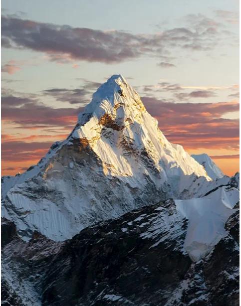 爆发力演绎！运动员勇攀峰巅的简单介绍