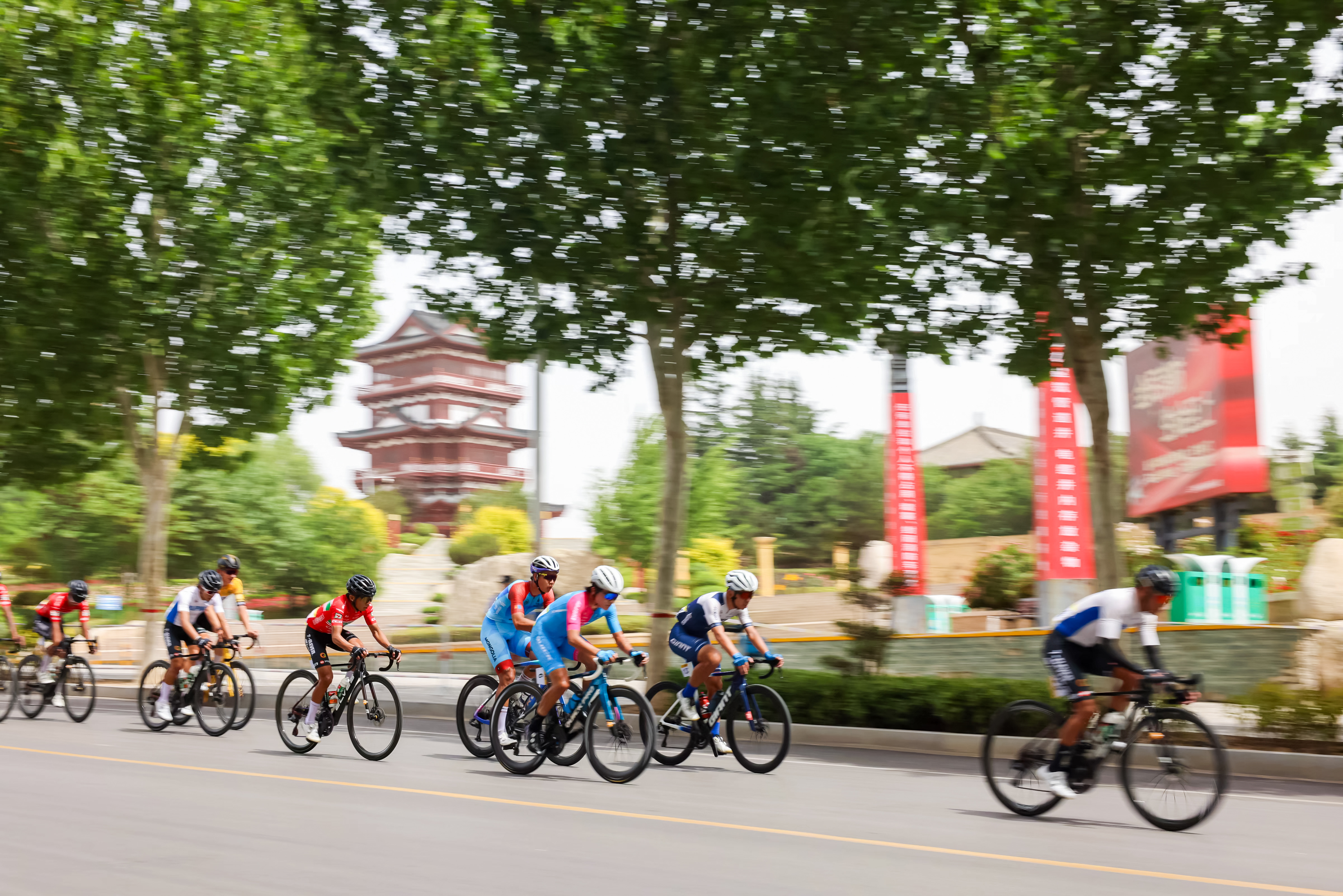 自行车比赛激烈角逐，西班牙选手喜笑颜开的简单介绍