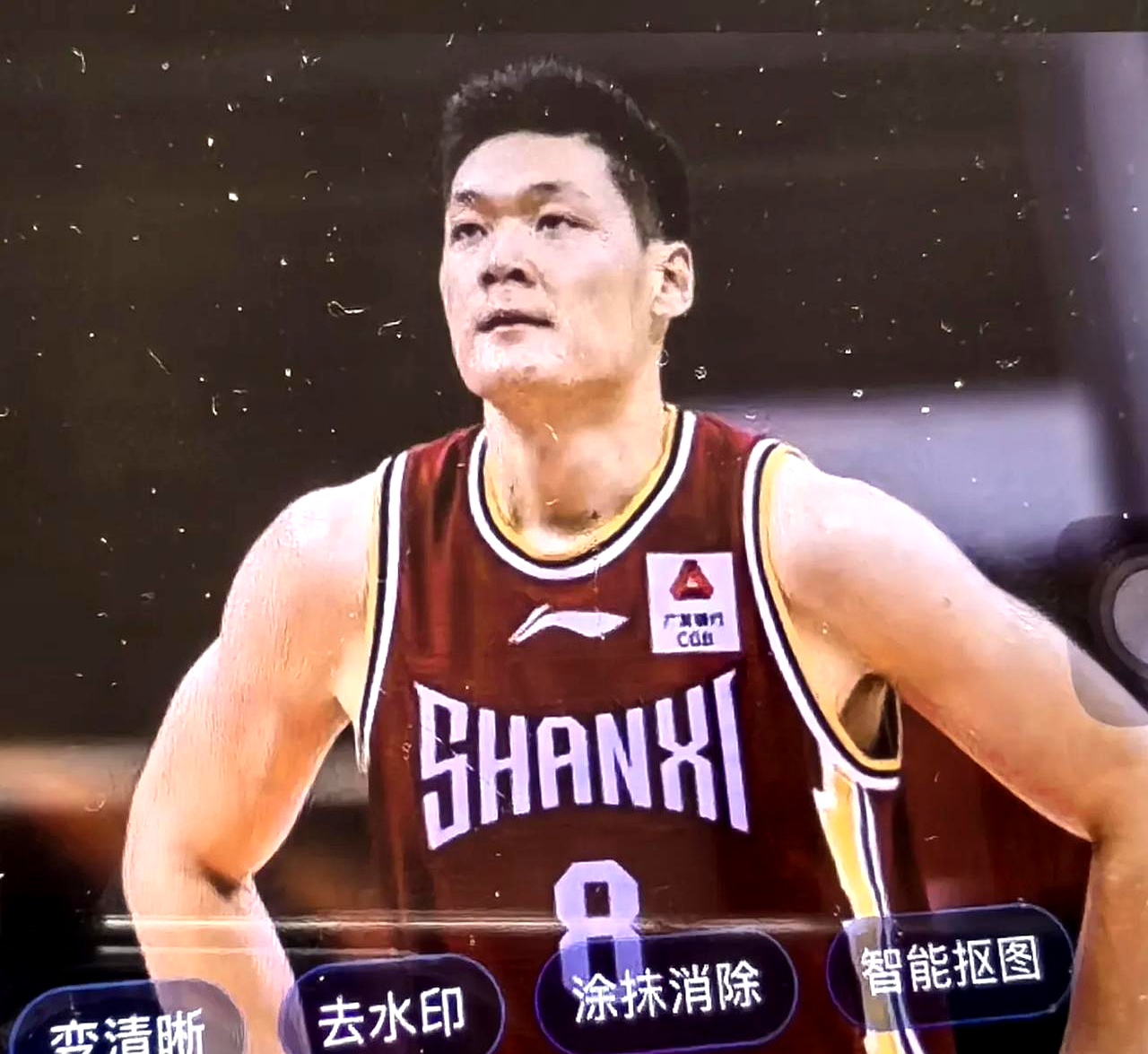 篮球明星获得全场掌声,表现亮眼 篮球明星获得全场掌声,表现亮眼