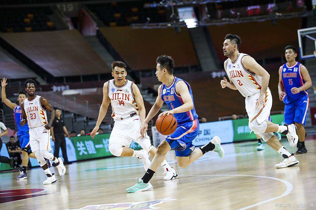 广东宏远队在比赛中经历场内外挑战，坚守胜利的简单介绍