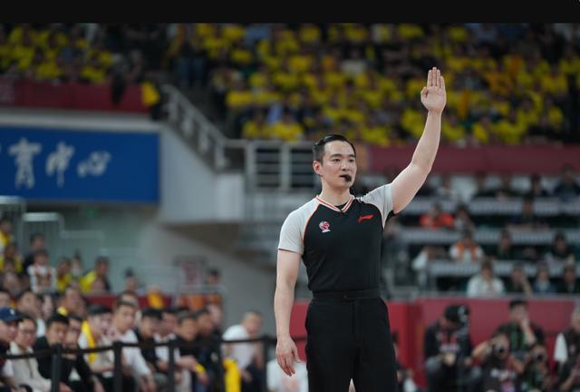 米兰体育培训-经过激战，胜负已分，比赛结束掌声不断