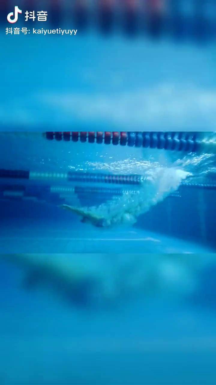 法国游泳选手自由自在，轻松晋级决赛