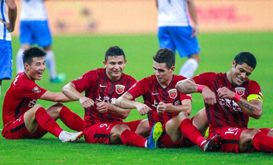 米兰体育链接-两队在赛场上缠斗，实力悬殊引发球迷关注