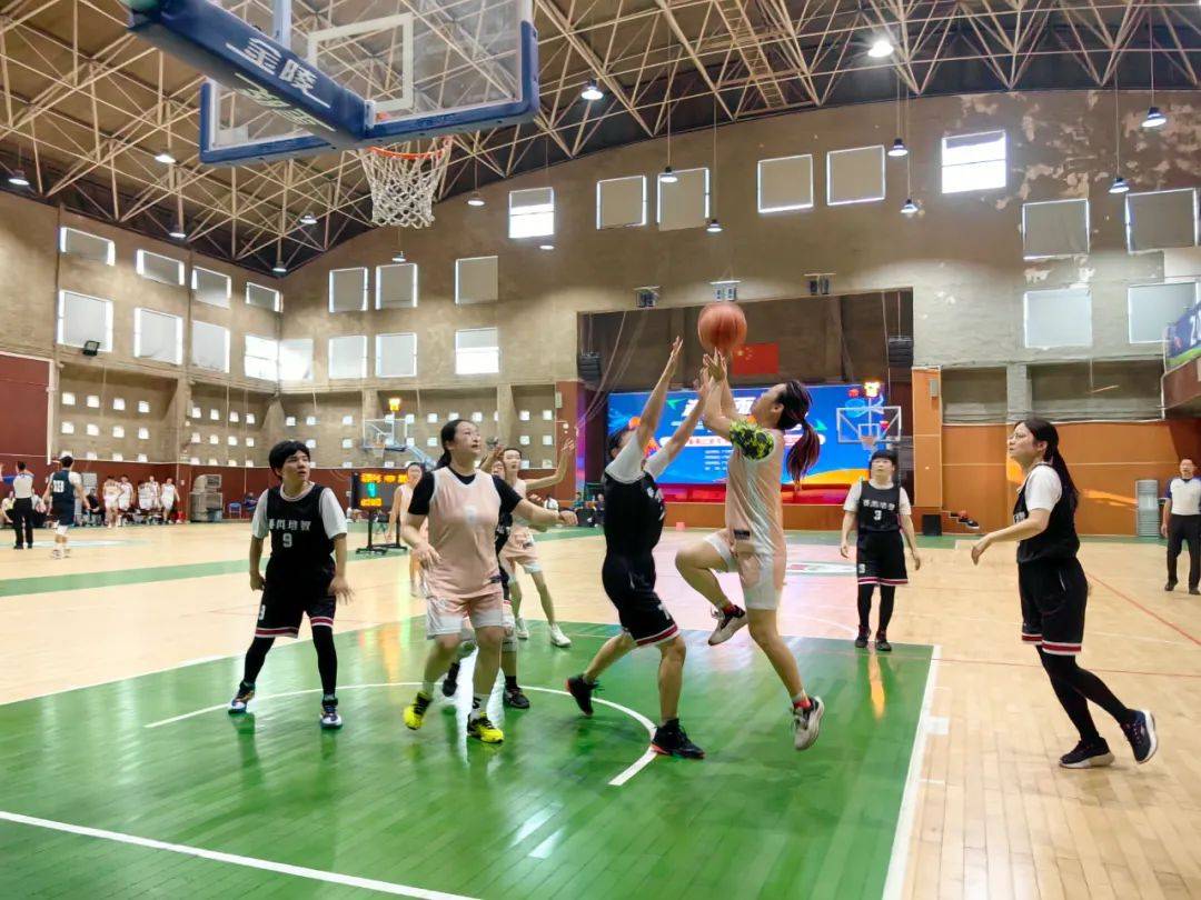 体育赛事中女队拼尽全力，鏖战至最后