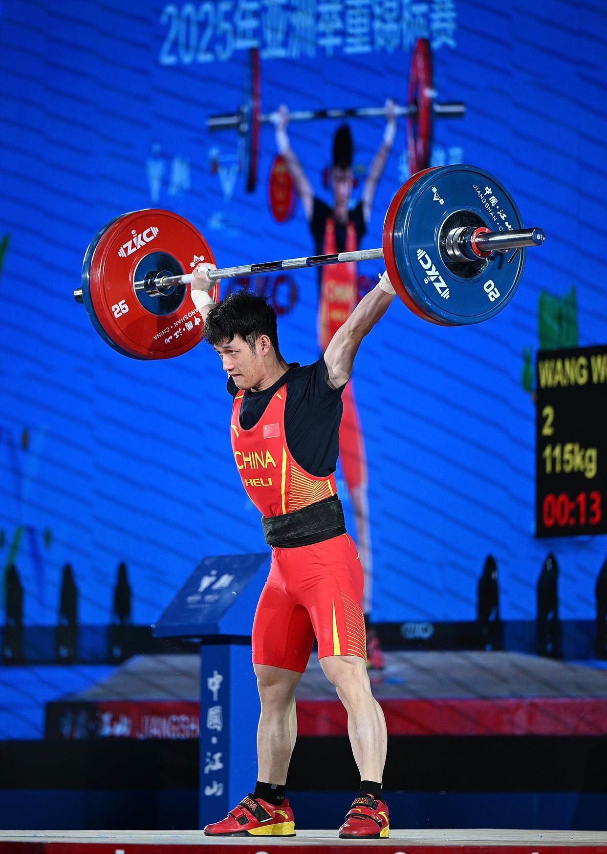 举重比赛中俄罗斯选手喜获桂冠 举重比赛中俄罗斯选手喜获桂冠