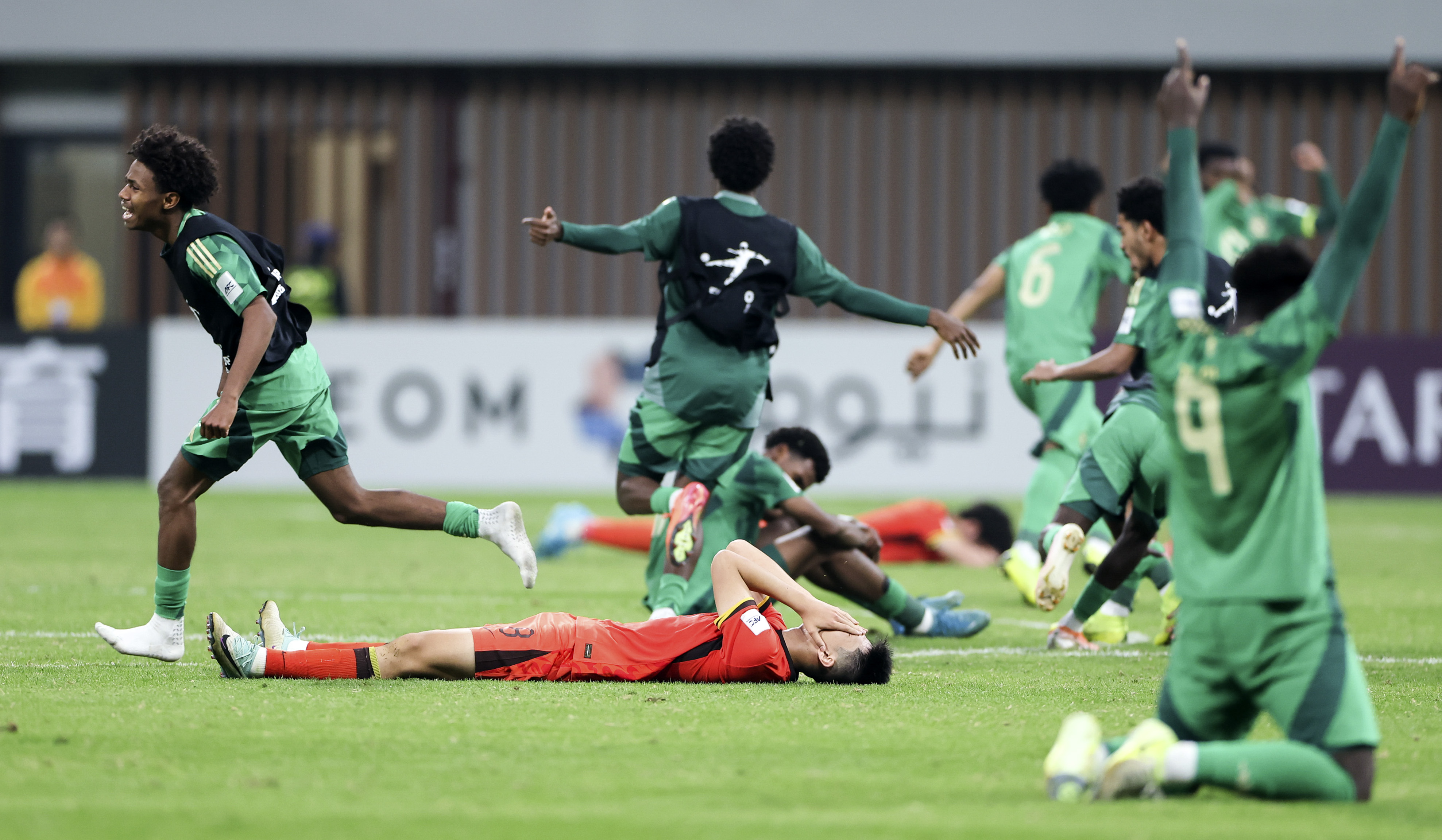 关于亚洲足球赛事激烈角逐，国内球队奋勇拼搏的信息