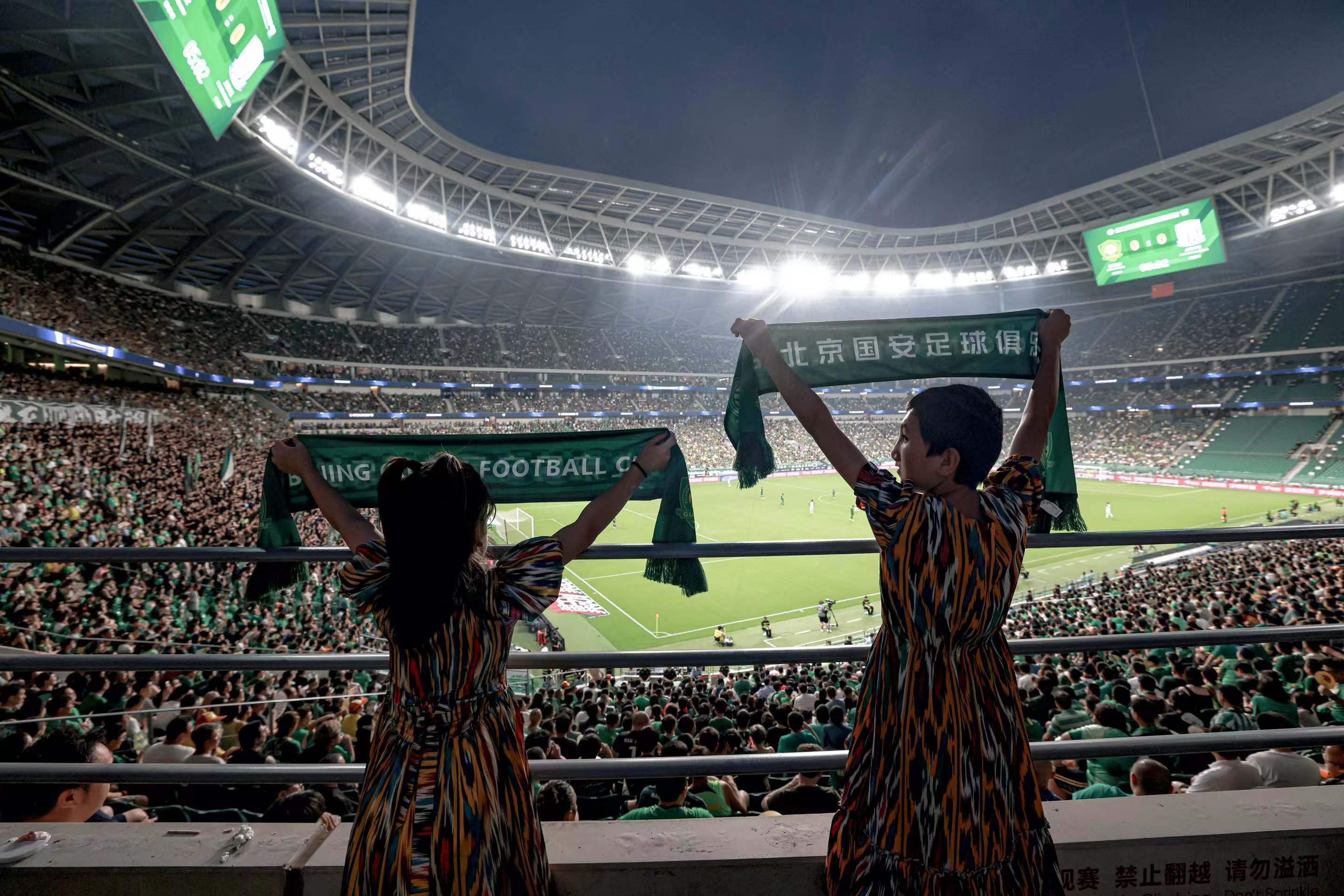 米兰体育app下载-体育场上的精彩瞬间让球迷们眼前一亮